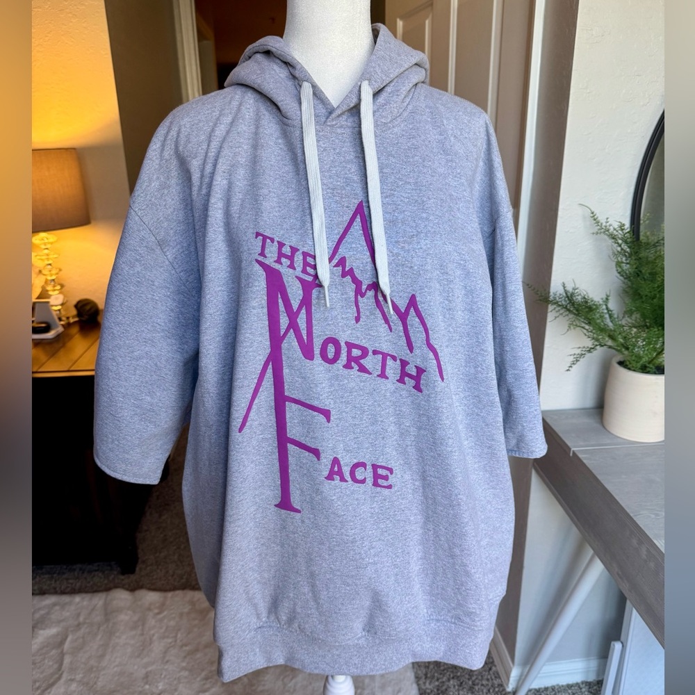 NWOT The North Face Men’s Gray Short Sleeve Sweatshirt Hoodie Size Medium